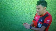 El homenaje de los árbitros a Diego Maradona en el clásico