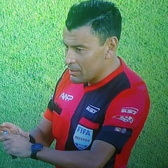 El homenaje de los árbitros a Diego Maradona en el clásico