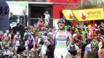 Kittel gana al sprint en un final con caída masiva