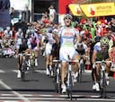 Kittel gana al sprint en un final con caída masiva