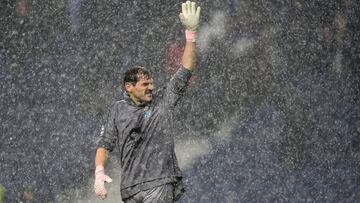 Porto's Spanish goalkeeper Iker Casillas waves to supporters at the end of the UEFA Champions League group D football match between FC Porto and Lokomotiv Moscow at the Dragao stadium in Porto on November 6, 2018. (Photo by MIGUEL RIOPA / AFP)
