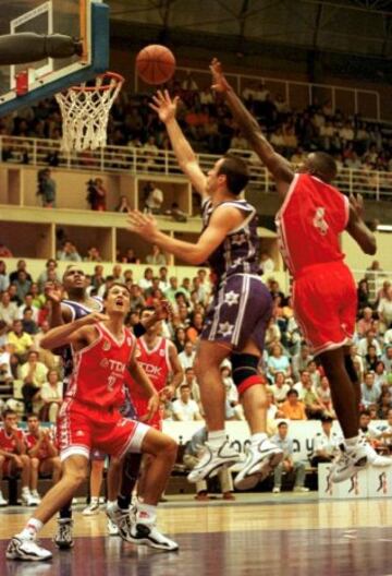 Lalo García, jugador del Fórum Valladolid ante Jones, del TDK.