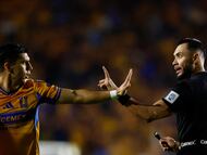Soccer Football - Liga MX - Quarter Final - Second Leg - Tigres UANL v Tijuana - Estadio Universitario, Monterrey, Mexico - November 29, 2025 Tigres UANL's Jesus Angulo remonstrates with referee Marco Antonio Ortiz Nava REUTERS/Daniel Becerril