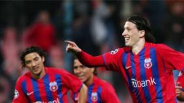 Los jugadores del Steaua de Bucarest celebra uno de los goles marcados en el día de ayer