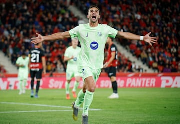 0-1. Ferran Torres celebra el primer gol que marca en el minuto 11 de partido.