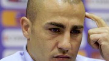 <b>DESOLADO. </b>Cannavaro consuela a Quagliarella tras la eliminación.