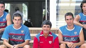 <b>PROMESAS. </b>Alejandro Alfaro, Javi Varas, Lolo y Bruno, junto al técnico sevillista Juande Ramos.