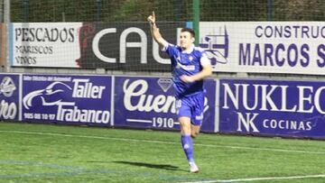 Naredo celebra el primer gol del CD Covadonga frente al L'Entregu CF (3-0), durante el encuentro correspondiente a la Jornada 18 en el Grupo 2 de Tercera División RFEF disputado en el estadio Álvarez Rabanal de Oviedo.