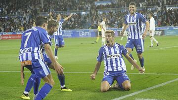 Los jugadores del Alav&eacute;s celebran el gol en el tiempo de descuento.