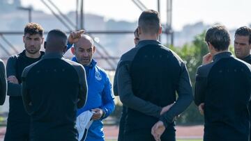 Jémez da órdenes a los suyos durante un entrenamiento.