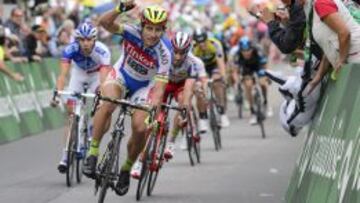 El ciclista eslovaco Peter Sagan (delante), del equipo Tinkoff-Saxo, celebra su victoria en la tercera etapa de la vuelta a Suiza, disputada entre las localidades de Quinto y Olivone, Suiza, hoy, lunes 15 de junio de 2015.