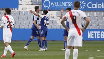 Trejo y Pozo lamentan el gol del Sabadell.