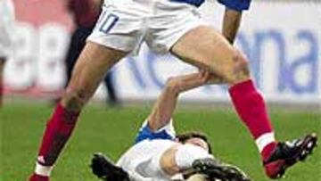 <b>PROTAGONISTA.</B> Zidane comandará hoy a Francia ante los checos.