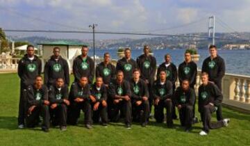 La plantilla de los Boston Celtics de 2012 se fotografían con el Puente del Bósforo a su espalda. El puente une la parte moderna e histórica de Esambul, al igual que la parte asiática y europea de la ciudad.