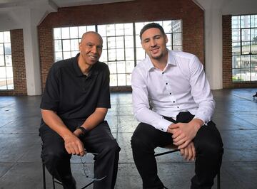 Uno de los escoltas con mejor mecánica de tiro de siempre es Klay Thompson, golpeado por las lesiones pero ya con tres títulos de la NBA y numerosos récords de anotación en su haber. La familia es de Los Ángeles y su padre ha declarado es varias ocasiones que le gustaría ver en los Lakers, el equipo en el que él triunfó, pero se mantiene fiel a los Warriors. Mychal fue parte del equipo del 'show-time' del que 'Magic' Johnson era la figura principal. En aquellos años la rivalidad colectiva tenía un punto personal en la figura de Mychal, que en el Draft de 1978 fue elegido en primera posición y por delante de Larry Bird, archirrival. El padre de Klay, pívot, fue campeón de la NBA en dos ocasiones consecutivas y promedió 13,7 puntos por encuentro antes de marcharse a Italia para terminar su carrera profesional. Mychal es bahameño y tiene más hijos que han sido deportistas de alto nivel, destacando el caso de Trayce, presente durante tres años en la MLB.