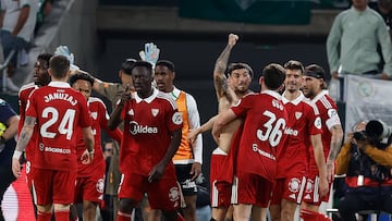 Oso abraza a Isaac Romero.