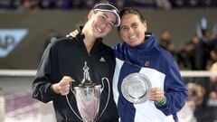 Garbiñe Muguruza posa junto a su entrenadora Conchita Martinez tras ganar a Anett Kontaveit en la final de las WTA Finals 2021.