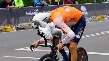 El ciclista neerlandés Bauke Mollema, atacado por una gaviota durante la crono mixta de relevos por equipos de los Mundiales de Ciclismo en Carretera de Wollongong.