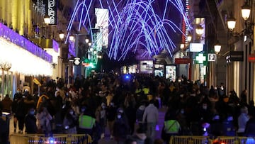 Personas se congregan para disfrutar de las luces navideñas en la calle de Preciados, este martes en Madrid. EFE/Ballesteros
