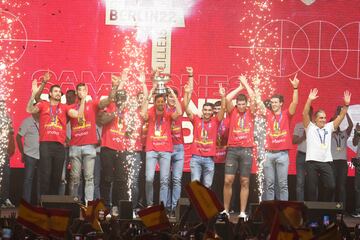 La selección española celebra el título de campeones de Europa.