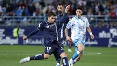 Málaga (España) 07/01/2024.- El delantero ruso de la Real Sociedad Arsen Zakharyan (i) dispara junto a Antonio Cordero (d), del Málaga CF, durante el partido que enfrenta hoy domingo al Málaga CF y a la Real Sociedad en el estadio de La Rosaleda en dieciseisavos de final de la Copa del Rey. EFE/Daniel Pérez
