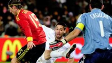 <b>EL 0-2 DE DEMPSEY. </b>Ramos falló y dejó el balón muerto a los pies del americano, que batió a Casillas.