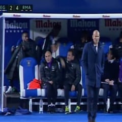 Tremendo enfado de James al ser sustituido: golpeó el banquillo