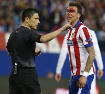 Mandzukic recibe un codazo de Ramos dentro del área. El colegiado no señaló nada y el croata está muy enfadado. 