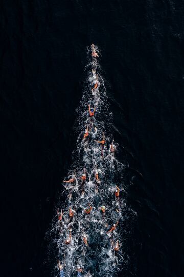 Un momento de la carrera masculina de 10 km de la Copa Mundial de natación en aguas abiertas, celebrada en Funchal (Madeira). La estela que dejan los nadadores en su formación en esta imagen cenital parece un curioso árbol de Navidad.