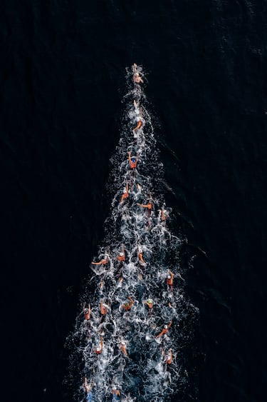 Un momento de la carrera masculina de 10 km de la Copa Mundial de natación en aguas abiertas, celebrada en Funchal (Madeira). La estela que dejan los nadadores en su formación en esta imagen cenital parece un curioso árbol de Navidad.