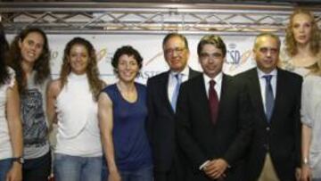 <b>APOYO. </b>Las alumnas del Máster rodean a Basagoiti, Soler y Sáez.