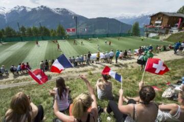 En el "Ottmar Hitzfeld GsponArena", en Gspon, en los Alpes suizos se encuentra un campo de fútbol situado a 2.000 metros sobre el nivel del mar.