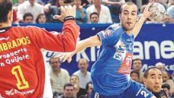 <b>MAGNÍFICO. </b>Rocas, uno de los máximos goleadores de la Liga, se topó con Hombrados, que le rebajó su efectividad a menos del 20 por ciento.