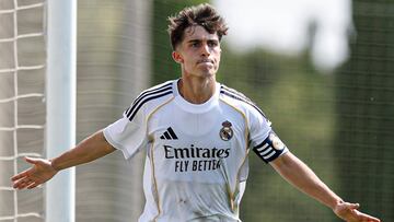 Manuel Ángel celebra su gol con el Castilla contra el Alcorcón.