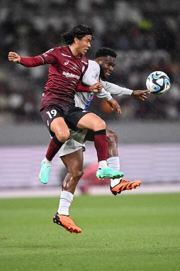 Franck Kessie pelea por el esférico con el jugador del Vissel Kobe Ryo Hatsuse.