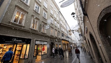 People walk, one day before the start of compulsory vaccination in Austria during the ongoing coronavirus disease (COVID-19) pandemic, in Salzburg, Austria, January 31, 2022. REUTERS/Lukas Barth
