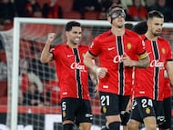 PALMA DE MALLORCA, 13/12/2025.- El centrocampista del RCD Mallorca Omar Mascarell (i) celebra tras anotar un tanto durante el encuentro correspondiente a la jornada 16 de LaLiga EA Sports entre el RCD Mallorca y el Elche disputado este sábado en Son Moix. EFE/ Cati Cladera