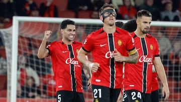 PALMA DE MALLORCA, 13/12/2025.- El centrocampista del RCD Mallorca Omar Mascarell (i) celebra tras anotar un tanto durante el encuentro correspondiente a la jornada 16 de LaLiga EA Sports entre el RCD Mallorca y el Elche disputado este sábado en Son Moix. EFE/ Cati Cladera