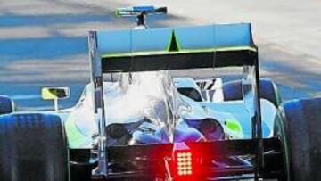 <b>EL COCHE A SEGUIR.</b> Los rivales de Brawn estudian todas sus fotografías para copiar su espectacular diseño aerodinámico.