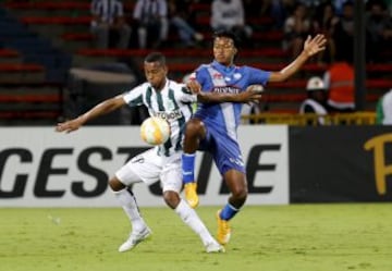 Jonathan Copete (L) of Colombia's Atletico Nacional fights for the ball with John William Narvaez of Ecuador's Emelec during their Copa Libertadores soccer match at the Atanasio Girardot stadium in Medellin, May 14, 2015. REUTERS/Fredy Builes