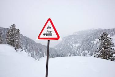 En el Parque Natural Fanes-Senes-Braies, Italia, podemos encontrar está señal triangular de peligro de trineos y quitanieves.