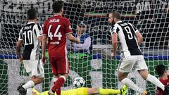 Juventus&#039; forward from Argentina Gonzalo Higuain (R) scores during the UEFA Champion&#039;s League Group D football match Juventus vs Olympiacos on September 27, 2017 at the Juventus stadium in Turin.  / AFP PHOTO / Miguel MEDINA