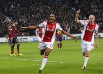 El jugador del Ajax de Amsterdam, Danny Hoesen (i) celebra con su compañero Davy Klaassen (d) su tanto, que supuso el 2-0 ante el FC Barcelona durante el partido correspondiente a la fase de grupos de la Liga de Campeones disputado en el Amsterdam Arena.