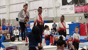 Balbina Canavati es premiada por la multimedallista ol&iacute;mpica Simone Biles.