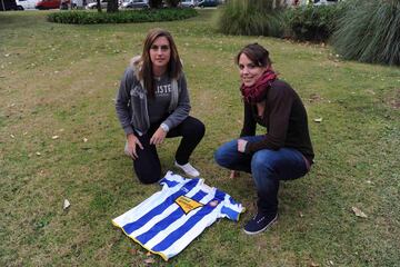 Alexia Putellas y Lara Rabal posan con la camiseta del Espanyol.