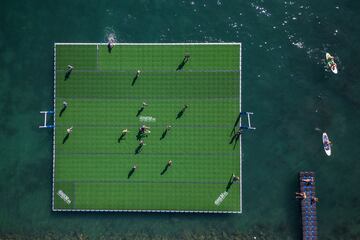 Curiosas fotografías tomadas desde el aire en la que se observa a un grupo de jugadores luchando por el balón en un campo de rugby flotante en el lago Lemán durante el Water Rugby Lausanne, un insólito torneo de tres días organizado por LUC Rugby que reunió a más de 240 jugadores en Lausana, en el oeste de Suiza.