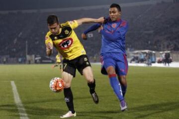 El jugador de Universidad de Chile, Juan Andres Leiva, derecha, disputa el balon con Juan Pablo Gomez de San Luis durante el partido amistoso en el estadio Nacional de Santiago, Chile.