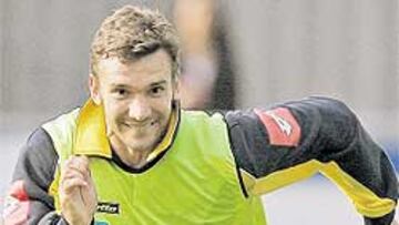 <b>SHEVA: "NO HABRÁ SORPRESAS"</b>. El líder de la selección ucraniana Andriy Shevchenko se mostró convencido de que en el Mundial no habrá sorpresas: "Es evidente que los favoritos serán los de siempre: Brasil, Argentina, Italia, Alemania y, tal vez, Francia. Estos son los equipos que librarán la lucha por le título, ya que esos países son potencias futbolísticas líderes. No creo que suceda algo inesperado".