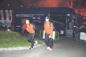 Los seguidores del Atlético acudieron al hotel de concentración para animar a su equipo antes del partido de Champions.
Correa y Carrasco.