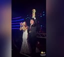 ¿No será mucho? Campeón mundial argentino prefirió besar la copa antes que a su novia